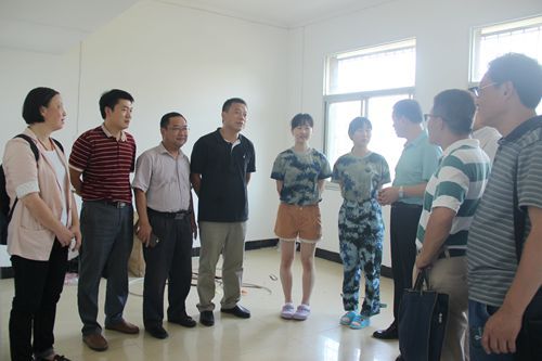 太阳成官网领导老师赴新生寝室走访慰问2016级新生