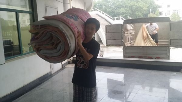 中南大后勤保障部、体育部、物业中心、tyc234cc 太阳成集团等相关单位联合安置受灾学生
